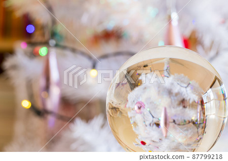 透明水晶玻璃球與聖誕樹景觀 87799218