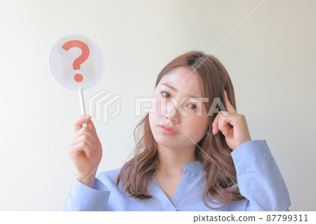 Woman suffering from Hatena plate 2 Woman suffering from Hatena plate 2 87799311