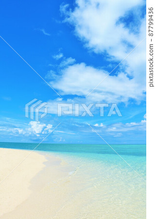 沖繩夏日的藍天和池間島的大海 87799436