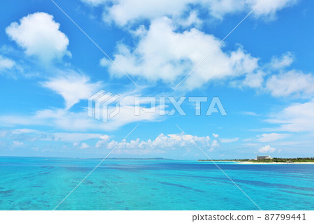 沖繩夏天的藍天和宮古島的海 沖繩夏天的藍天和宮古島的海 87799441