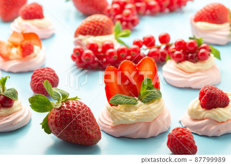 Pavlova meringue cake with fresh berries and mint  87799989