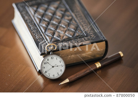 Books, clocks and pens Books, clocks and pens 87800050
