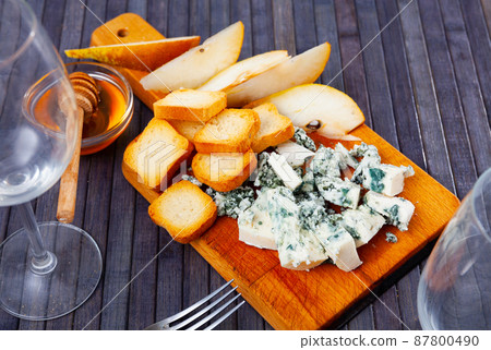 Popular Spanish blue cheese Roncari Popular Spanish blue cheese Roncari 87800490