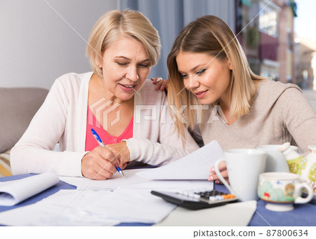 Daughter helps mother to lead home accounting 87800634