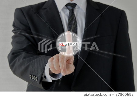 按重新啟動按鈕的商人 按重新啟動按鈕的商人 87800692