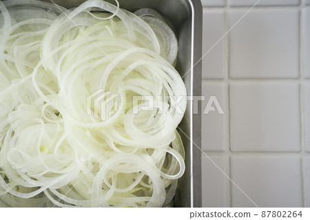 蒸鍋上的洋蔥片 蒸鍋上的洋蔥片 87802264