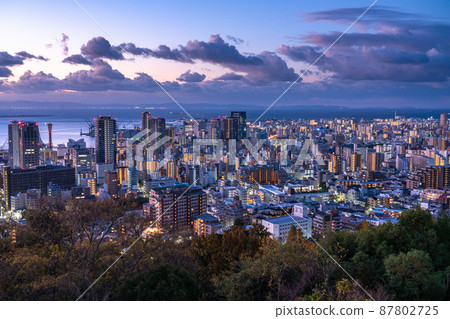 《兵庫縣》神戶街景,諏訪山公園的曙光 《兵庫縣》神戶街景,諏訪山公園的曙光 87802725