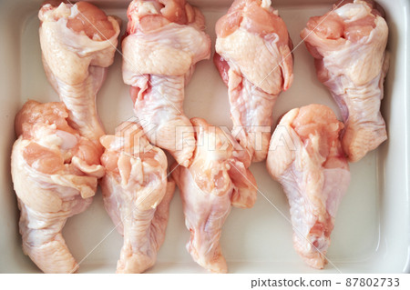 在烹飪棒中排列的雞翅 87802733