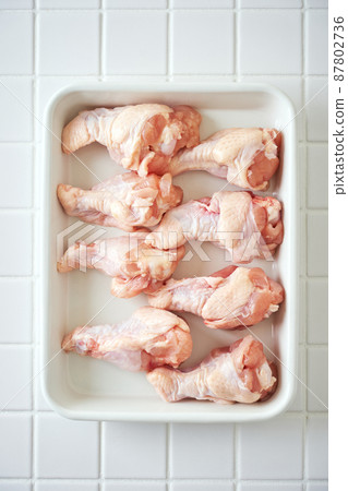 在烹飪棒中排列的雞翅 87802736