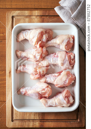 在烹飪棒中排列的雞翅 在烹飪棒中排列的雞翅 87802752