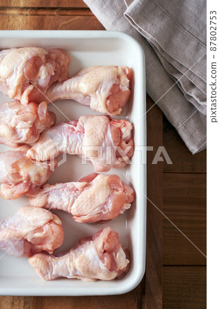 Chicken wings lined up in a cooking bat 87802753