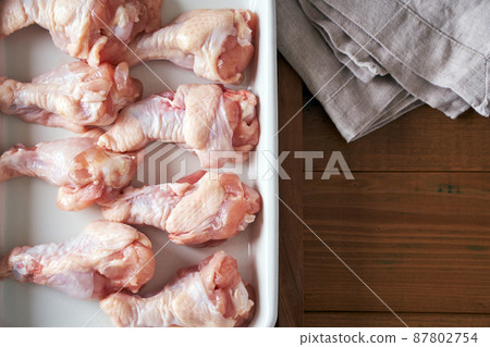 Chicken wings lined up in a cooking bat 87802754