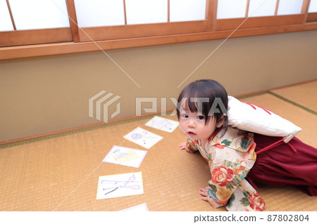 A child wearing a hakama on his 1st birthday and carrying an Issho Mochi on his back A child wearing a hakama on his 1st birthday and carrying an Issho Mochi on his back 87802804