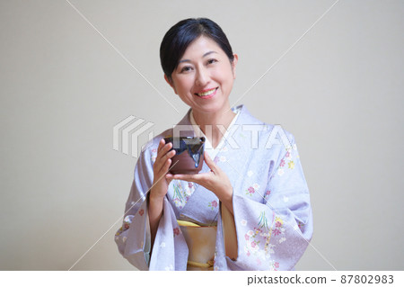 A Japanese woman who recommends drinking in a kimono, a middle-aged woman with a mouthful of alcohol 87802983