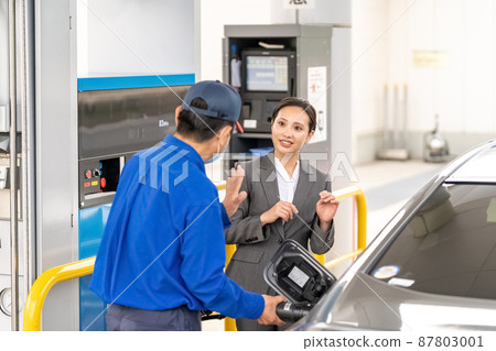 Hydrogen station business woman hydrogen filling 87803001