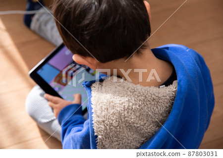 男孩玩平板男孩 男孩玩平板男孩 87803031