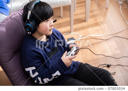 認真玩遊戲的男孩 87803034