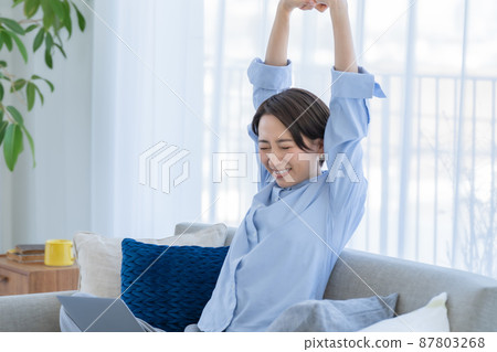 女沙發遠程辦公開放感 87803268