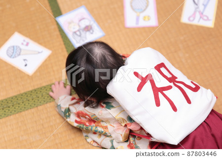 A child wearing a hakama on his 1st birthday and carrying an Issho Mochi on his back 87803446