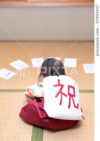 1歲生日時穿著袴，背著一升麻糬的孩子 87803447