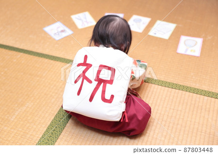 1歲生日時穿著袴，背著一升麻糬的孩子 87803448