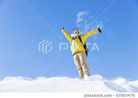 Young woman climbing a snowy mountain Image of climbing a snowy mountain Young woman climbing a snowy mountain Image of climbing a snowy mountain 87803470