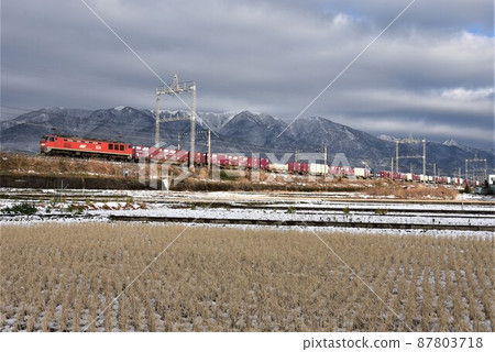 在平山山腳下,高西線小野灣站,一條長長的下坡貨運列車 在平山山腳下,高西線小野灣站,一條長長的下坡貨運列車 87803718