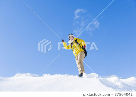 爬雪山的年輕女子圖片 爬雪山的年輕女子圖片 87804041