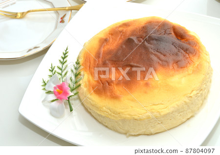 盤子上手工製作的單孔酸奶蛋糕 盤子上手工製作的單孔酸奶蛋糕 87804097