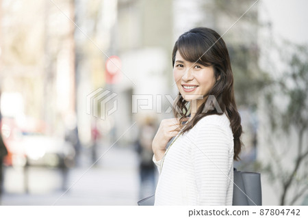 Arafif woman smiling looking at the camera Arafif woman smiling looking at the camera 87804742