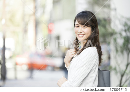 Arafif woman smiling looking at the camera Arafif woman smiling looking at the camera 87804743