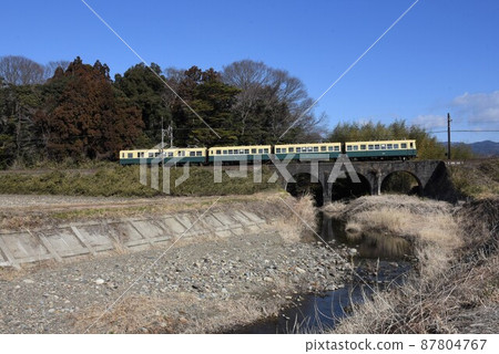 前往三義鐵道北星線的草原站和阿蘇達站之間的著名眼鏡橋 87804767