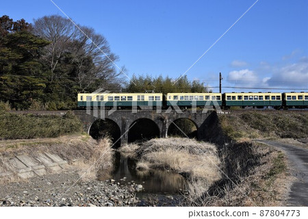 前往三義鐵道北星線的草原站和阿蘇達站之間的著名眼鏡橋 87804773