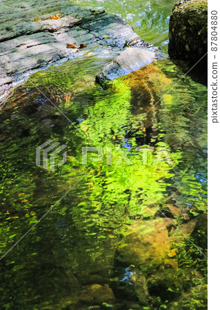 It is a mountain stream scenery of Ura Hikimi Gorge. The fresh green of the water surface reflection is very beautiful. Please for a refreshing background. Shimane Prefecture. 87804880