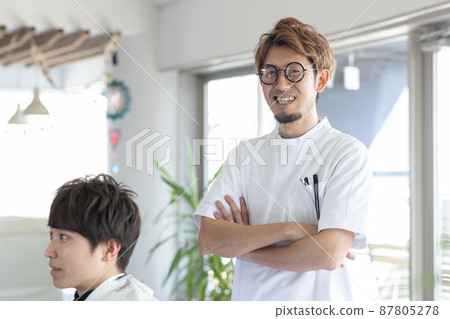 Barber doing haircut 87805278
