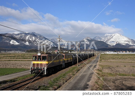 Sangi Railway Sangi Line Nyugawa-Misato Station between Mt. Fujiwara Cement transportation freight train goes 87805283