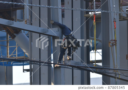 鋼架裝配工作現場：跳線的工作現場 87805345