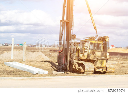 Construction and construction of the foundation on reinforced concrete driving piles in poor soil, equipment for driving piles, diesel hammer, copra, moisture resistance Construction and construction of the foundation on reinforced concrete driving piles in poor soil, equipment for driving piles, diesel hammer, copra, moisture resistance 87805974