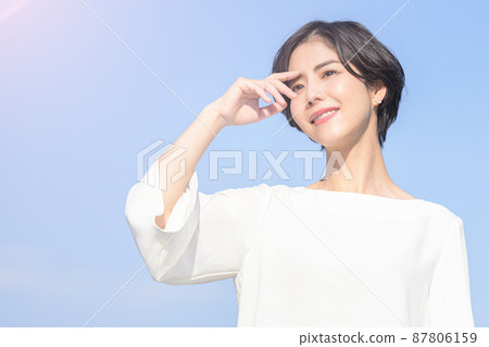 一個美麗的女人盯著上面有藍天背景 一個美麗的女人盯著上面有藍天背景 87806159