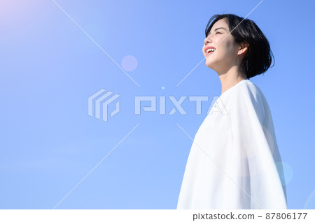 看著天空的女人 87806177