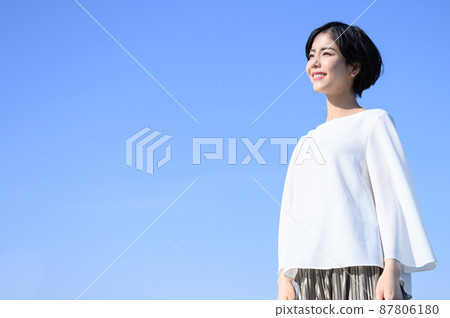A woman looking up at the sky 87806180