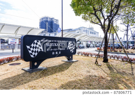 摩托運動都市宣言的招牌立著的近鐵白子站前的風景 摩托運動都市宣言的招牌立著的近鐵白子站前的風景 87806771