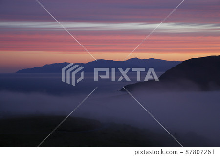 雲彩海和早晨煥發 87807261