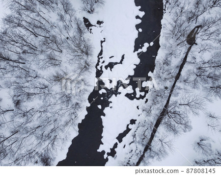 在冬天和山小河的北海道雪場面 87808145