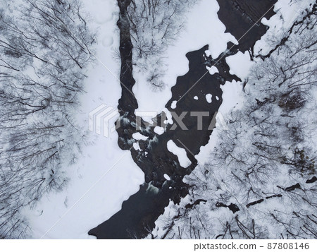 在冬天和山小河的北海道雪場面 87808146