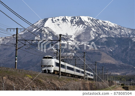 Near spring, at the foot of Mt. Ibuki, on the Kaido main line, going to Omi Nagaoka, limited express Shirasagi 87808504