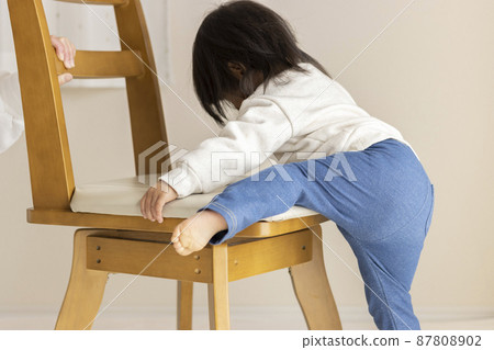 試圖爬椅子的嬰兒(1 歲 8 個月大,女孩,日本人) 試圖爬椅子的嬰兒(1 歲 8 個月大,女孩,日本人) 87808902