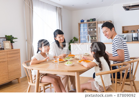 年輕的家庭在飯廳就餐 87809092