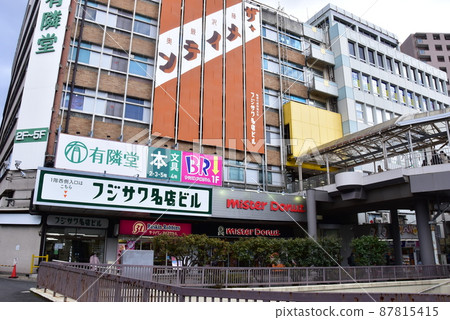 神奈川縣藤澤市藤澤站南口連接站前人行天橋與周邊街景 87815415