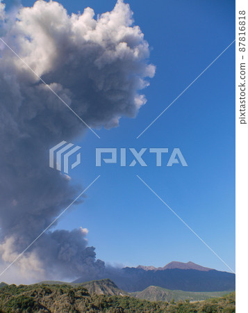 Large eruption of Sakurajima seen from Kagoshima / Sakurajima Kurokami Large eruption of Sakurajima seen from Kagoshima / Sakurajima Kurokami 87816818
